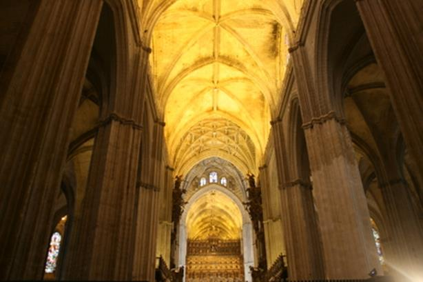 Intentando superar en magnitud a todas las demás catedrales españolas se trazó con una planta de cinco naves más dos de capillas laterales entre