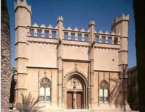 Una muestra de este gótico civil en levante es la Lonja de Barcelona que se construyó entre el 1380 y el 1392.