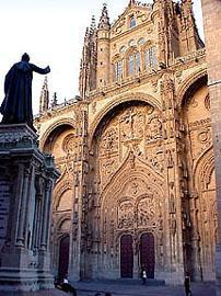 La Catedral de Salamanca: Es también una obra tardía. Se inició en el 1512 por Juan Gil de Hontañón y no se concluyó hasta el siglo XVIII.