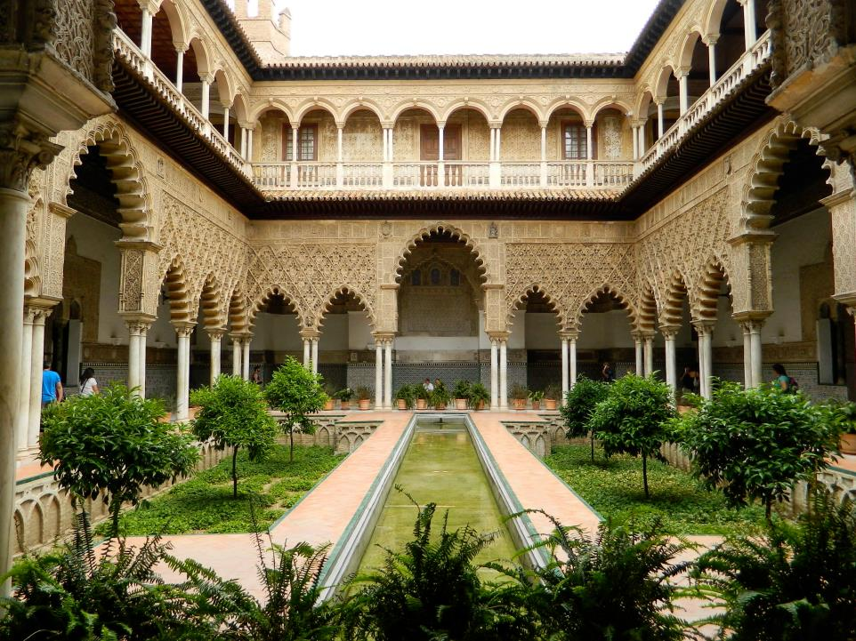 - Andaluz: se caracteriza por la mezcla de piedra y ladrillo debido a la fuerte influencia de la Mezquita de Córdoba.