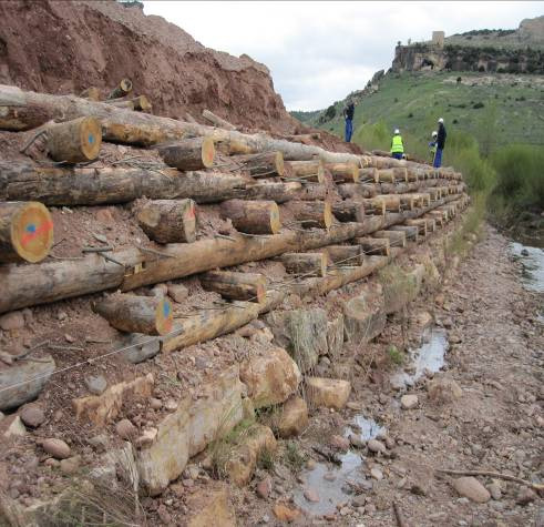 Muro Krainer Muro Krainer: Se utilizaron troncos de pino y