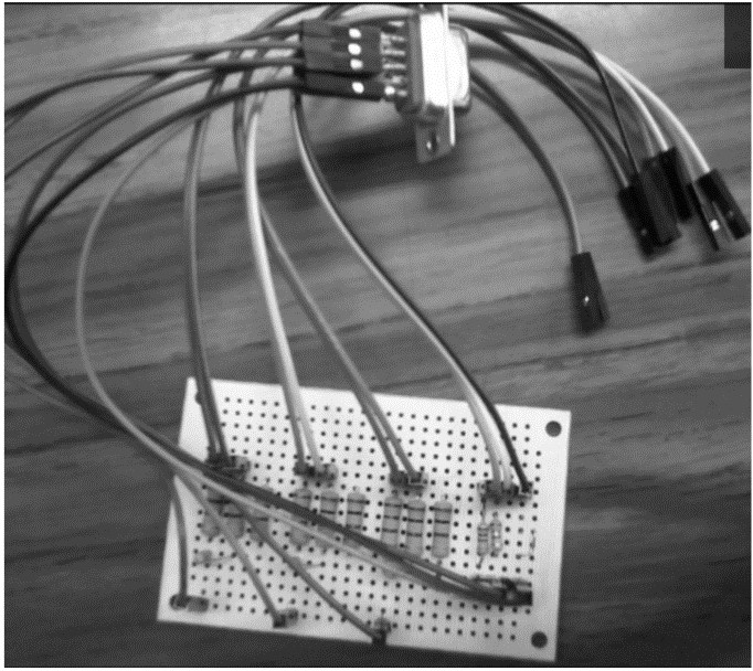 Figura 6 Foto de armado propio de conector VGA de 2bits para cada base de color RGB El conector VGA armado también se implementó con una red R-2R.