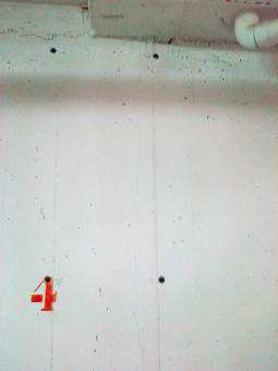 Fotografías nº 55 - Informe CEMOSA 2012 Fotografía nº 56 Inspección CEMOSA 2015 Comparación de fisura de trayectoria vertical en muro de sótano