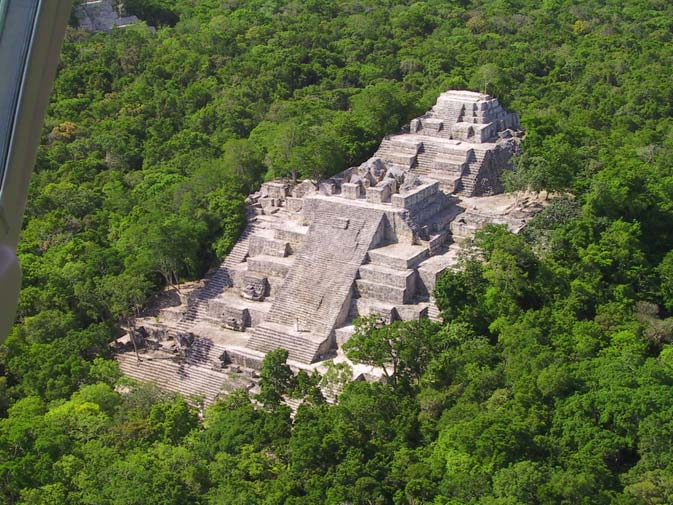 Figura 7b Estructura II después de su intervención por el Proyecto Arqueológico Calakmul Para hacer accesible al público estos hallazgos, se está llevando a cabo la construcción de un sistema