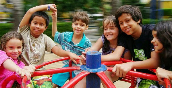 INTEGRACIÓN SOCIAL A TRAVÉZ DEL JUEGO El espacio de juego es el ámbito donde naturalmente se desarrolla la socialización en los niños.
