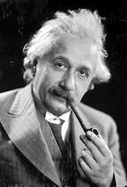 La teoría de la relatividad de Einstein En 1916 Einstein predijo un universo estático, homogéneo, isotrópico, y con volumen finito pero sin borde, basado en su teoría general de la relatividad.