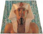 CABEZA EN LA ARENA La gran esfinge (págs. 26-27 ) se agacha delante de la pirámide de Khafra. Su cabeza masiva es probablemente un retrato del pharaoh.