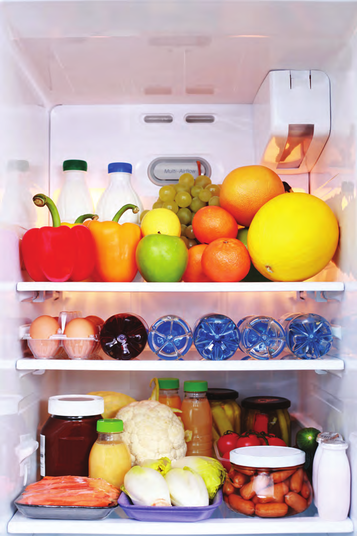 Falso. Nunca descongele alimentos a temperatura ambiente. El método más seguro es descongelar los alimentos en el refrigerador.