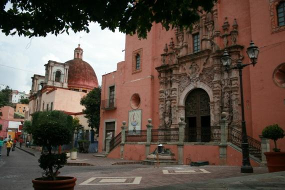 Se realiza anualmente en la ciudad de Guanajuato (a tres horas y media de la ciudad de México), hermosa ciudad colonial, que fue fundada en 1546 y declarada por la UNESCO Patrimonio Cultural de la