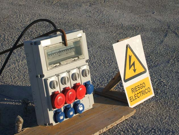 CONTACTOS ELÉCTRICOS Los contactos eléctricos son los riesgos de origen eléctrico derivados de la realización de trabajos en proximidad de líneas eléctricas de alta y baja tensión y los originados