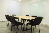 SALAS Son salas con capacidad entre dos (2) y ocho (8) personas, ideales para realizar reuniones o juntas. También se prestan para realizar sesiones de coaching individual o en grupos pequeños.