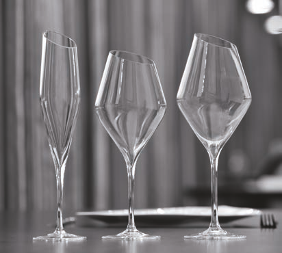 Cristalería Oblique La colección Oblique, soplada a boca, tiene su borde cortado en ángulo, aportando una nueva forma de degustar el vino.