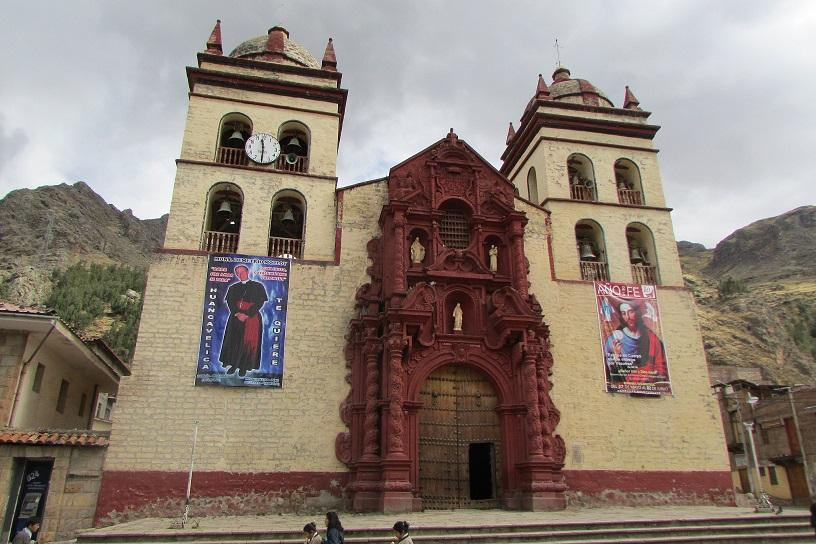 Dentro de las siete iglesias coloniales que se encuentran en la ciudad de Huancavelica, resaltan la Catedral ubicada en la plaza de armas, y la iglesia de Santa Ana, situada en un extremo de la