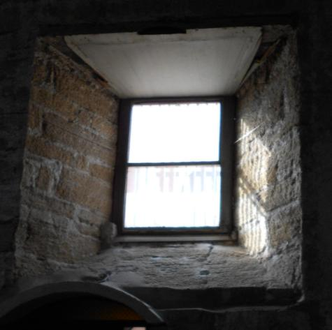 5.2.18.- MAMPARA ACCESO. Se forma entre la puerta de acceso principal en el ala poniente y el interior de la nave, sobre ella se ubica el coro y torre campanario.