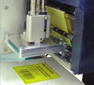 Aplicador de Etiquetas A1000 Dispositivo aplicador de etiquetas neumático diseñado específicamente como equipamiento opcional para las impresoras A4+ y A6+ (pág.