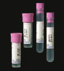 Edta tripotásico Tubos tapados y etiquetados, en polipropileno transparente. El ácido etilen diamino tetraacético, sal tripotásica, actúa como anticoagulante fijando el calcio en la sangre.