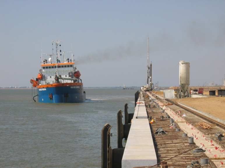 Muelle con muros-pantalla de hormigón en el Puerto de Huelva PANTALLAS Plásticas de hormigón o mortero plástico Plásticas de cemento-bentonita Continuas de hormigón armado Discontinuas de