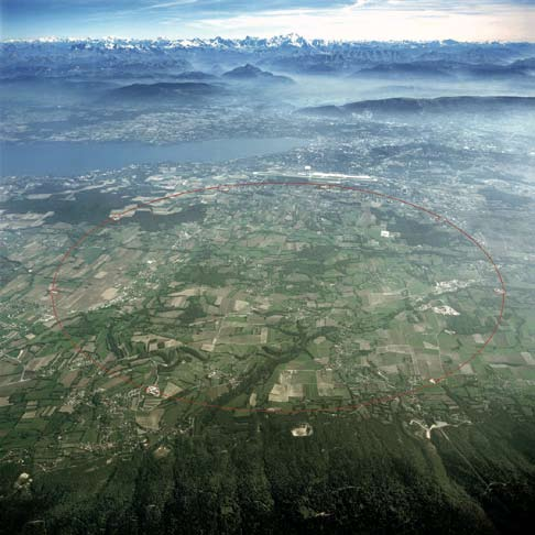 Foto CERN Vista aérea del área que ocupa el LHC; se aprecia Ginebra, el Lago Leman y, al fondo, los Alpes franceses y el Mont Blanc.