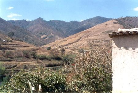 Topografía El terreno de San Bernardo, aunque se ubica en la región de Valles Centrales, está compuesto por lomeríos que forman parte de la cadena montañosa que compone la sierra sur del estado de