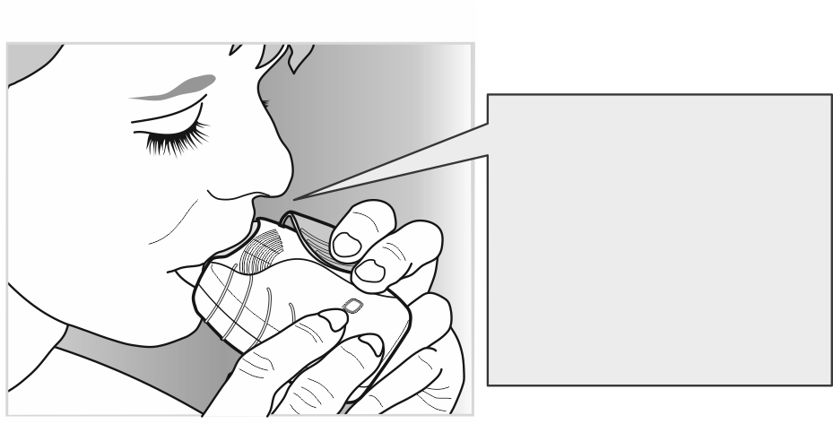1) Preparar una dosis Cuando esté preparado para inhalar una dosis, abrir la tapa del inhalador. No agite el inhalador. Deslizar la tapa hacia abajo hasta oír un clic.