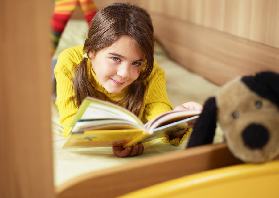 Tenga siempre material de lectura en su hogar Si los niños tienen acceso fácil a diversos materiales de lectura, es más probable que tomen alguno y comiencen a leer.