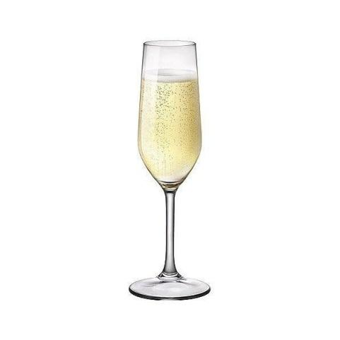Copa de vino blanco: es algo más pequeña que la de vino tinto; suele ser algo más estrecha en panza y deberá ser