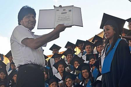 Diplomas de Bachiller Gratuitos: 2009-2014 (Número de diplomas entregados) DEPARTAMENTO Chuquisaca La Paz Cochabamba Oruro Potosi Tarija Santa Cruz Beni Pando TOTAL 2009 2010 2011 2012 2013 5.014 33.