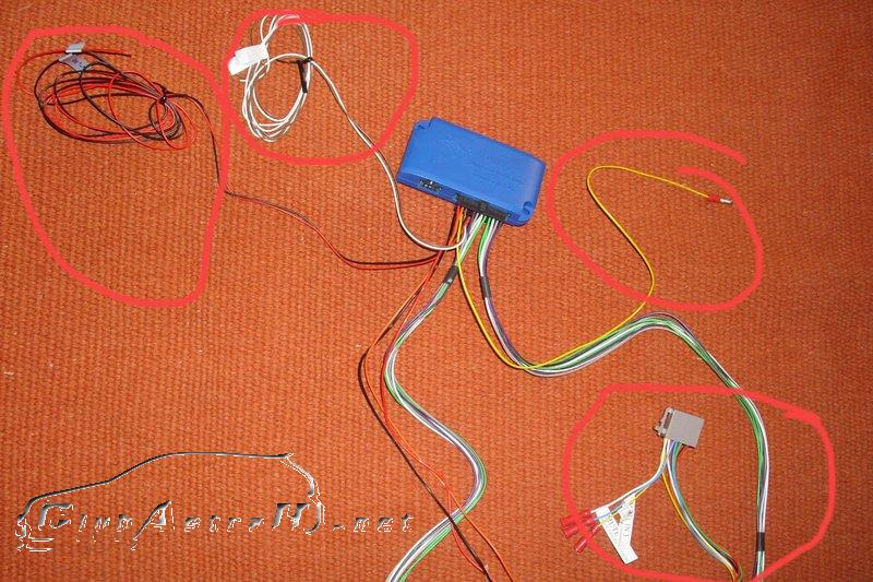 Los cables que he remarcado a continuación no son necesarios, es decir, los podéis cortar si queréis. Yo personalmente no lo he hecho por si lo cambio de coche o lo que sea.