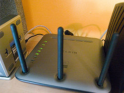 El enrutador También denominado router, es un dispositivo destinado a interconectar diferentes redes entre sí. Por ejemplo, una LAN con una WAN o con Internet.