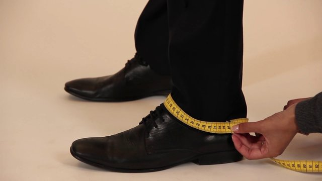 Contorno de las perneras del pantalón Esta medición determina el contorno de los pantalones.