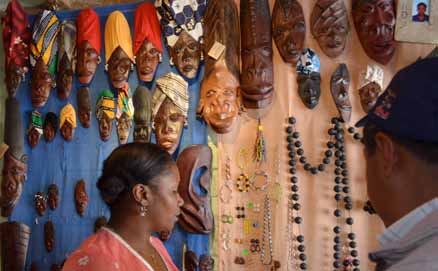 Artesanías de barro San Juan de Lachas Varias figuras elaboradas en barro con finos acabados que representan a la cultura afroecuatoriana.