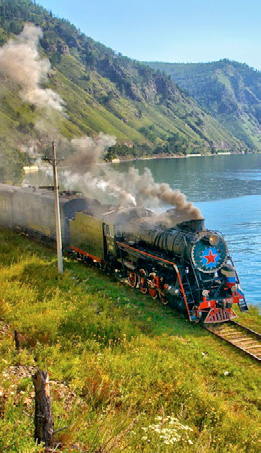 Se organizará una parada para sacar fotos en una aldea pequeña donde los pasajeros podrán bajar del tren, colocar sus pies en las aguas límpidas y frías del lago Baikal y también visitar las casas de