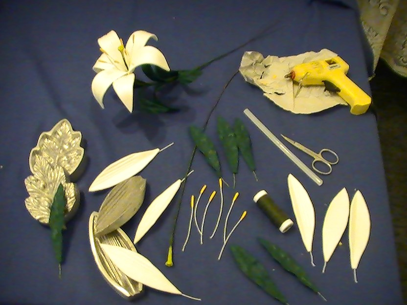 A Z U C E N A FLOR : 6 PETALOS ( 3 GRANDES Y 3 PEQUEÑOS) Con el frisador de lirio modelamos los pétalos. HOJAS: 6 HOJAS POR FLOR. Modelamos las hojas con el frisador de hojas universal.
