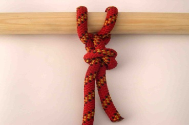 Intervención en Altura BALLESTRINQUE POR SENO Unir la cuerda a un mosquetón u objeto abierto. Sencillo y rápido de hacer y deshacer. Fácil de ajustar. Se puede regular sin deshacer el nudo.
