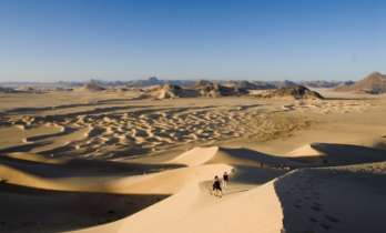DÍA 06: DUNAS TIN-MERZUGA Sin duda una de las postales del viaje: las dunas de Tin-merzuga. Su puesta de sol desde lo alto es espectacular y acogedora. Acampada.