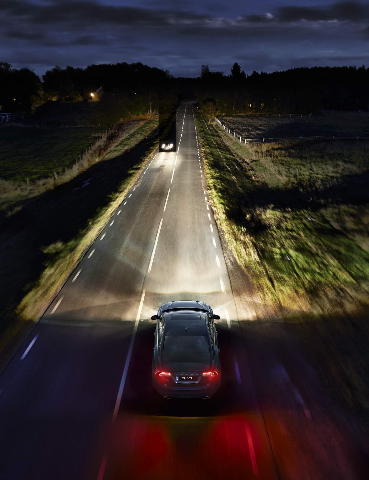 Ilumina la oscuridad. Conducir de noche ahora es mucho más agradable y seguro. Nuestra Luz Larga Activa mantiene activada la luz larga en todo momento.