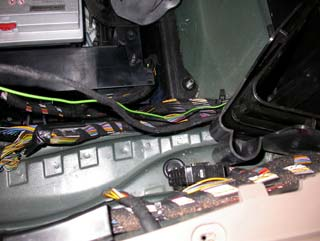 11. En la siguiente foto se puede ver los cables de la cámara ya en el compartimento del módulo de televisión y radio. 12.
