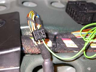 14. Finalmente, y una vez corroborado, conecté con un microconector el cable verde y el que daba la señal para que funcionara el invento. una vez hecho esto, conecte la batería y voilá!