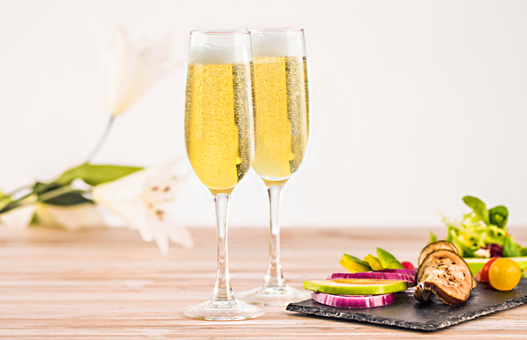 EL CHAMPAGNE Y LA NAVIDAD El champagne es la bebida de celebración por excelencia y es lógico que durante la Navidad, éste sea uno de los invitados principales de la mesa.