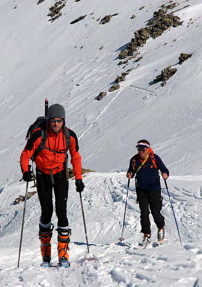 ALPINISMO CURSO DE ESQUÍ DE MONTAÑA Asimilar las técnicas de ascenso y descenso con esquís de montaña en actividades de corta duración y poca complejidad técnica.