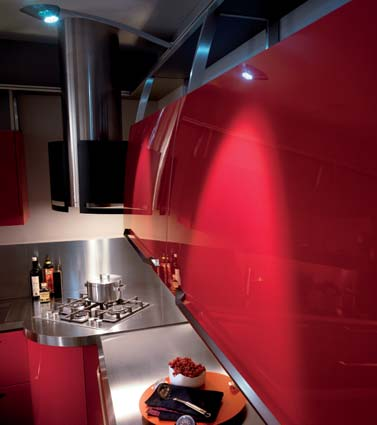 Ha una fortissima personalità la versione hi tech della cucina Flux, con le sue ante laccate lucide metallizzate di colore rosso.