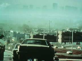 LA CONTAMINACIÓN DEL AIRE Muchas formas de contaminación del aire tienen origen humano.