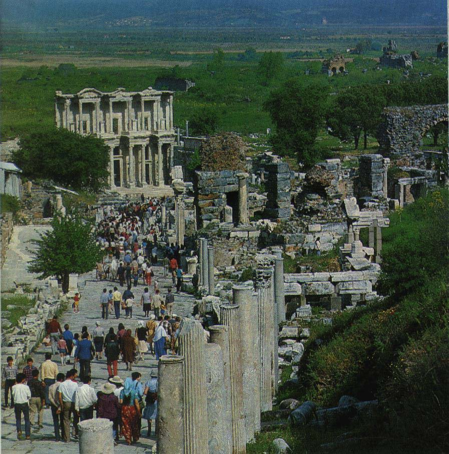 Era la cuarta ciudad mas importante del mundo romano y se distinguía en la época de Juan por el Artemisón, uno de los templos mas importantes de la