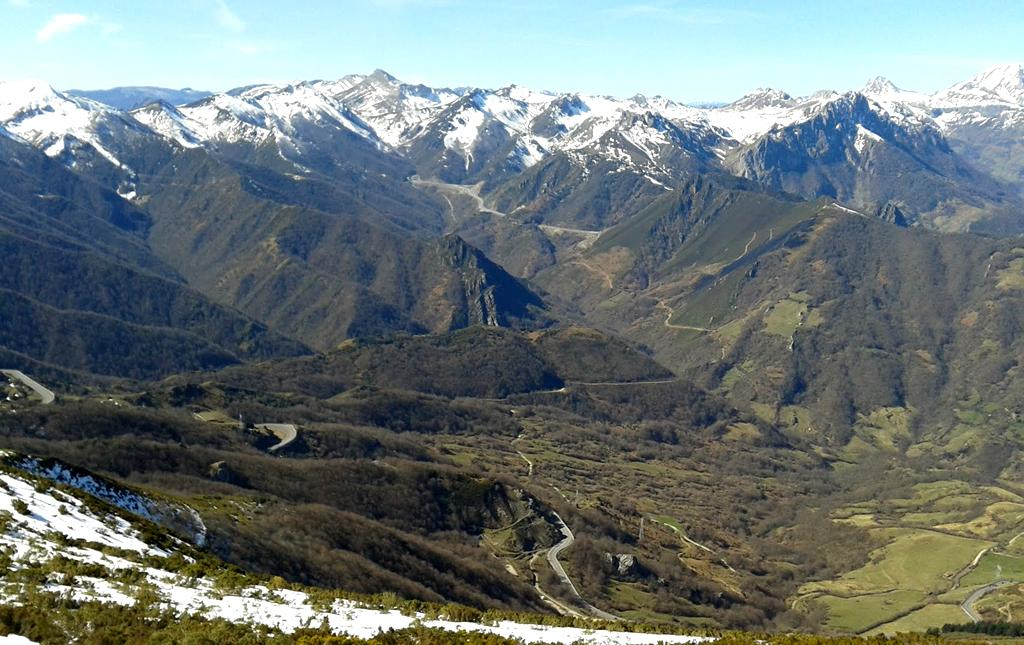 Valle de Pajares con Los Ubiñas al fondo, desde La Pedrera.