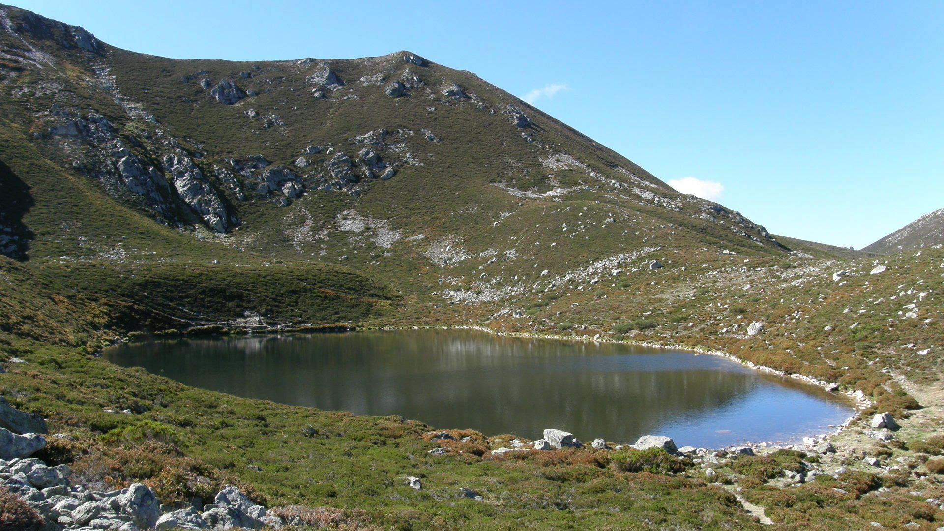 Lago Ubales, en Caso, Asturias.