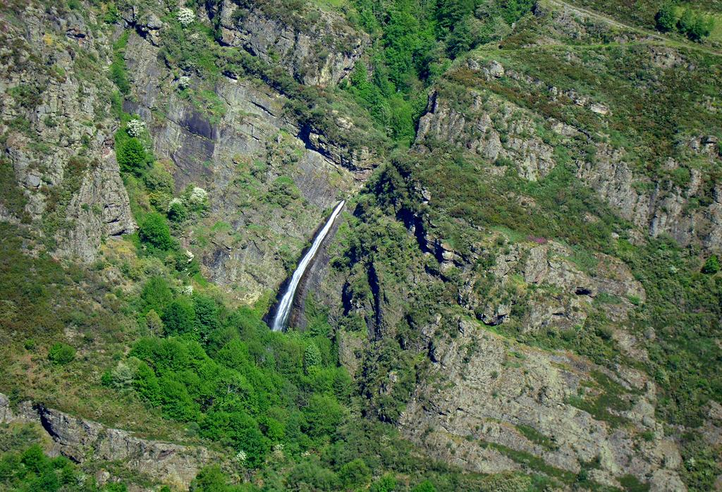 Cascada de Agua Blanca, en conglomerados del Estefaniense, Carbonífero, al NW de