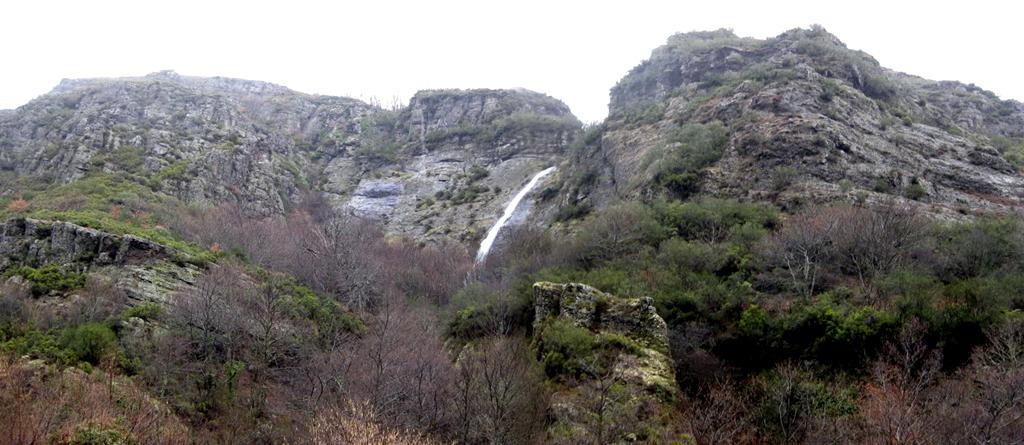 Detalle de anterior: Cascada de Agua Blanca, conglomerados del Estefaniense, Carbonífero, al