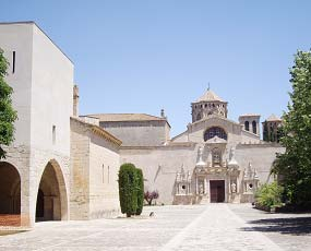 Acceso al Museo Palacio del Rey Martín I Fue mandado construir por el rey Martín I el Humano, comenzando las obras en 1397 y quedando sin concluir desde 1406.