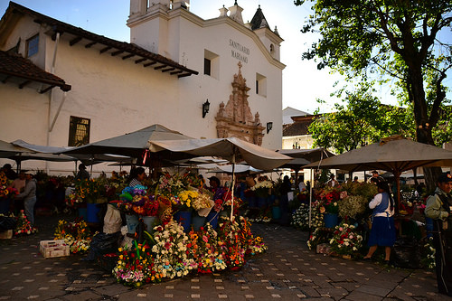 Plaza de las Flores y Monasterio del Carmen Está en el corazón del Centro Histórico de Cuenca; es un lugar tradicional donde conviven la fe y el colorido.