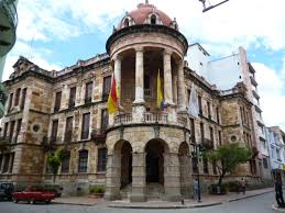 Edificio de la Alcaldía de Cuenca Es una de las joyas arquitectónicas de Cuenca que se construyó entre 1923 y 1929 y donde hasta el cierre de sus operaciones, en 1996, funcionó el Banco del Azuay.